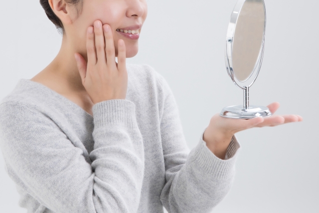 前歯の歯並びを治すには、部分矯正かセラミック矯正どっちがいい？